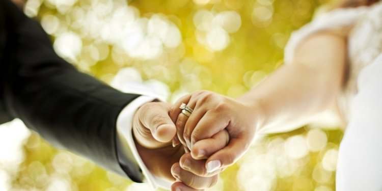 كلام زفاف أفضل رجل زواج خاتم زواج متزوج زوجين عقد يد