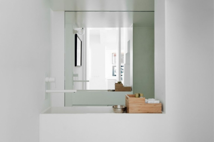 نافذة عالية-حمام-بالوعة-مرآة-بيضاء-صنبور-فكرة