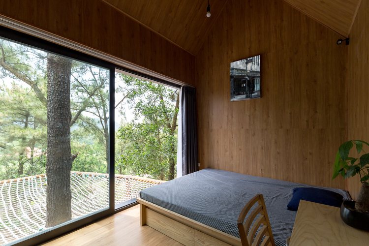 غرفة نوم خشبية جدار تسلق صافي بدلا من الشرفة
