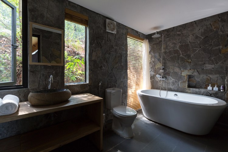 حوض استحمام قائم على الحائط من الحجر الطبيعي
