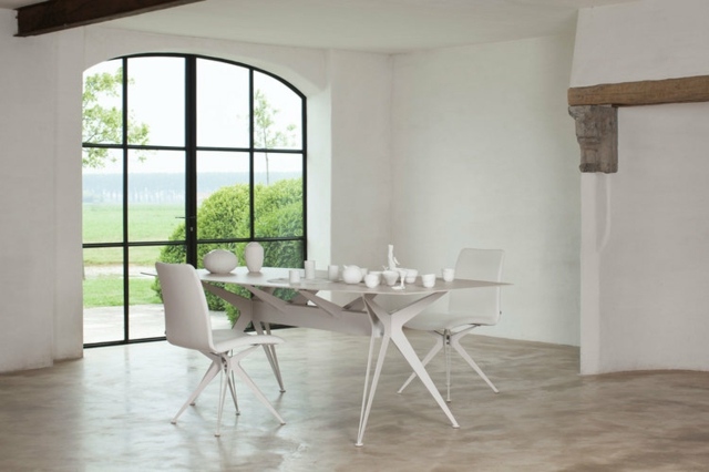 غرفة الطعام النقية إعداد الكراسي طاولة بيضاء لوحة خشبية بيضاء أرجل حديدية