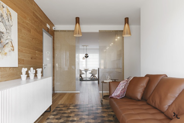 غرفة المعيشة الخشبية الحديثة أريكة جلدية بني قشرة خشبية أرضية خشبية