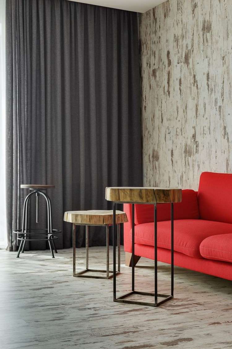 غرفة معيشة من الخشب والفولاذ - صوفا حمراء - أرضية صفائحية - ديكور حائط