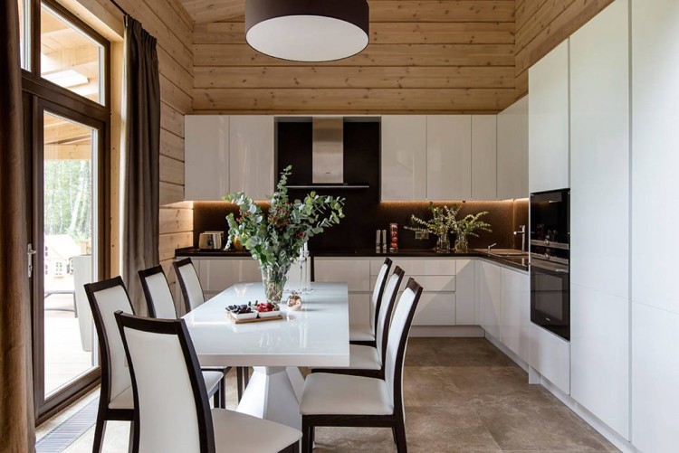 ألواح خشبية-جدار-حديث-مطبخ-أبيض-شديد اللمعان-طاولة طعام