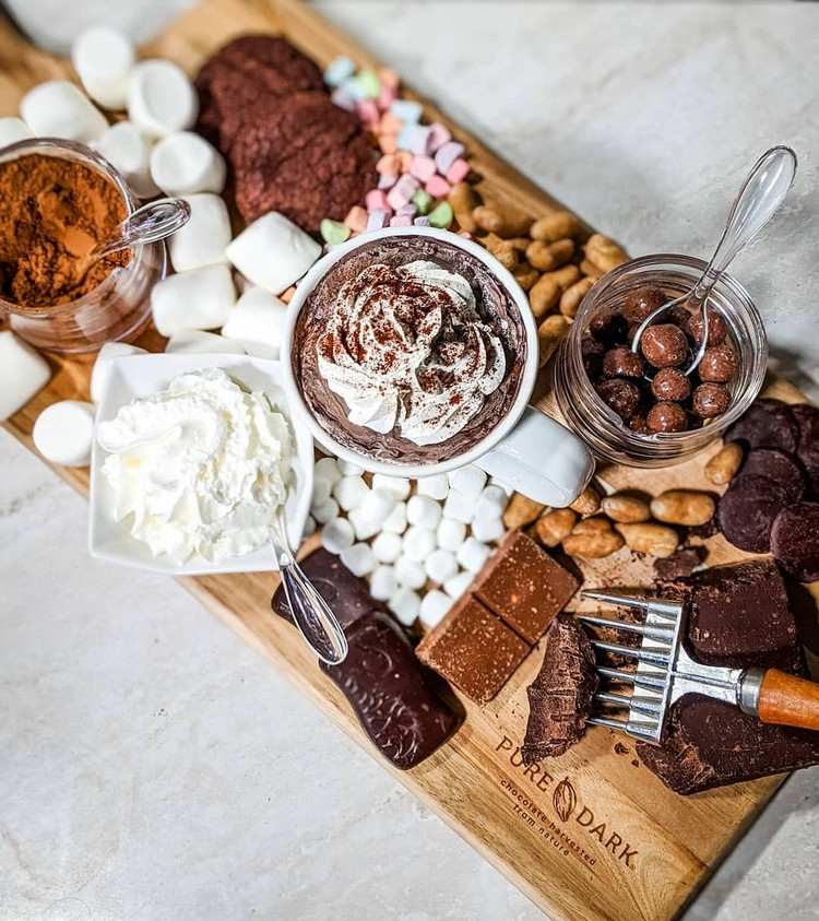 تقدم الشوكولاتة الساخنة مع الكحول لوحة Charcuterie الشوكولاته الساخنة