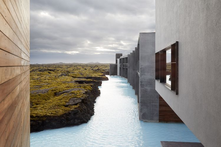 فندق مع حمام حراري في أيسلندا ، البراكين المنقرضة ، البحيرة الزرقاء ، تصميم الرفاهية ، الطبيعة الفاخرة ، الأجنحة الفندقية ذات الحمم البركانية ، إطلالة على الواجهة