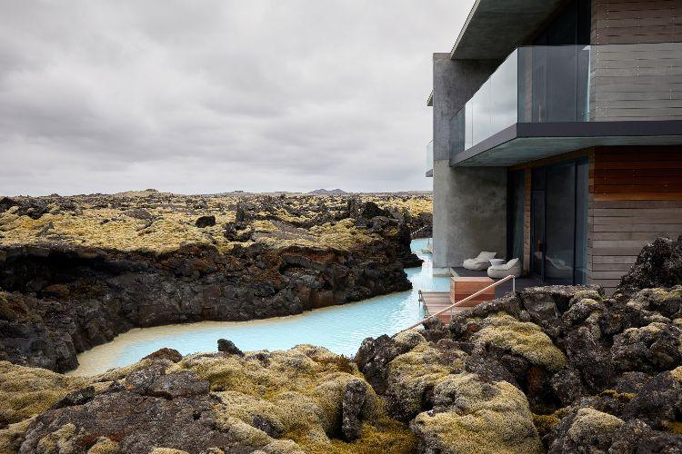 فندق مع حمام حراري في أيسلندا ، البراكين المنقرضة ، البحيرة الزرقاء ، تصميم الرفاهية ، الطبيعة الفاخرة ، الأجنحة الفندقية ذات الحمم البركانية المطلة على الشرفة