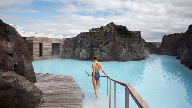 فندق مع حمام حراري في أيسلندا ، البراكين المنقرضة ، البحيرة الزرقاء ، تصميم الرفاهية ، المنتجع الصحي الطبيعي الفاخر ، المياه الطبية ، أجنحة الحجر البركاني ، الاستحمام