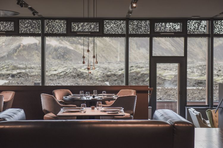 فندق مع حمام حراري في أيسلندا ، براكين منقرضة ، بحيرة زرقاء ، تصميم رفاهية ، منطقة استقبال طبيعية فاخرة ، منظر معماري ، مناظر طبيعية