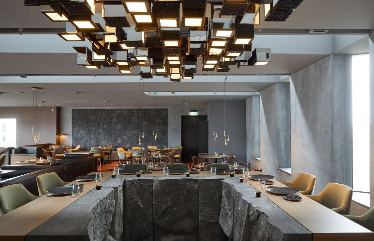 فندق مع حمام حراري في أيسلندا البراكين المنقرضة بلو لاجون الرفاهية تصميم مطعم طاولة حجرية فاخرة