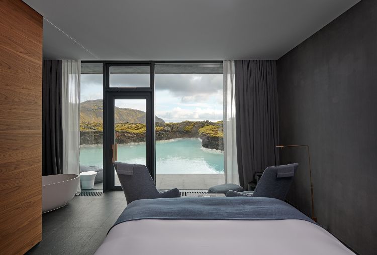 فندق مع حمام حراري في أيسلندا ، براكين منقرضة ، بحيرة زرقاء ، تصميم رفاهية ، أثاث ذو تصميم طبيعي فاخر ، باب غرفة الفندق ، تصميم الأبواب