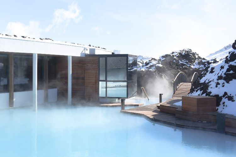 فندق مع حمام حراري في أيسلندا ، براكين منقرضة ، البحيرة الزرقاء ، تصميم الرفاهية ، الطبيعة الفاخرة ، منتجع العطلات ، المياه الطبية