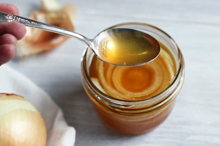 اخلطي البصل مع سكر المائدة أو السكر البني أو حلوى الصخور أو العسل في شراب