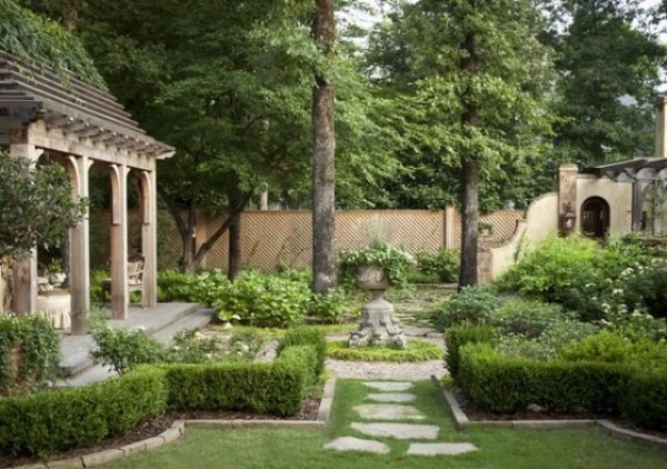 يخلق تصميم الحدائق المريح أجواءً أوروبية قديمة