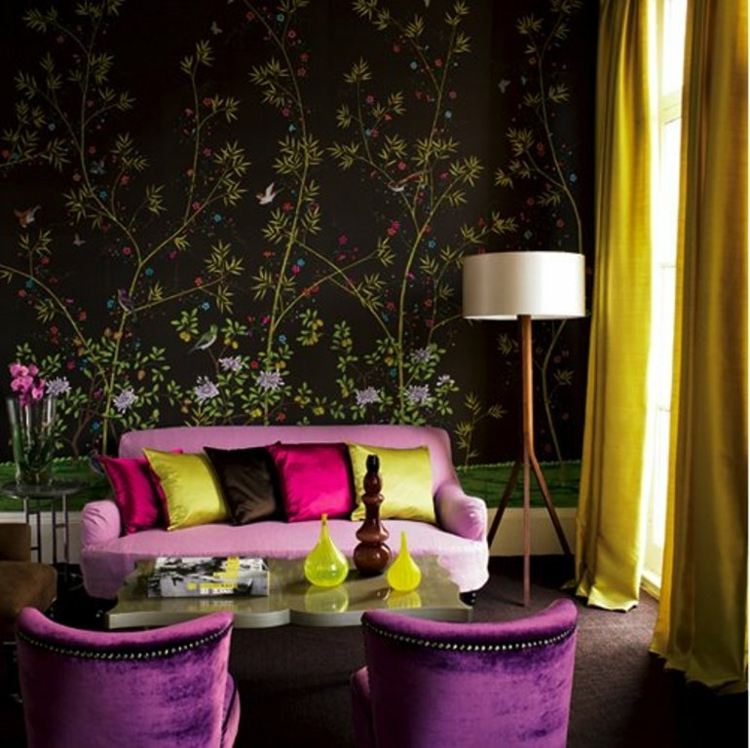 خلفية الجدار الزهور الداكنة أنيقة الوردي ستائر الأريكة كرسي بذراعين