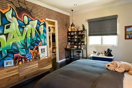 غرفة الصبي مع جدار من الطوب من القطيفة مع كتابات على الجدران