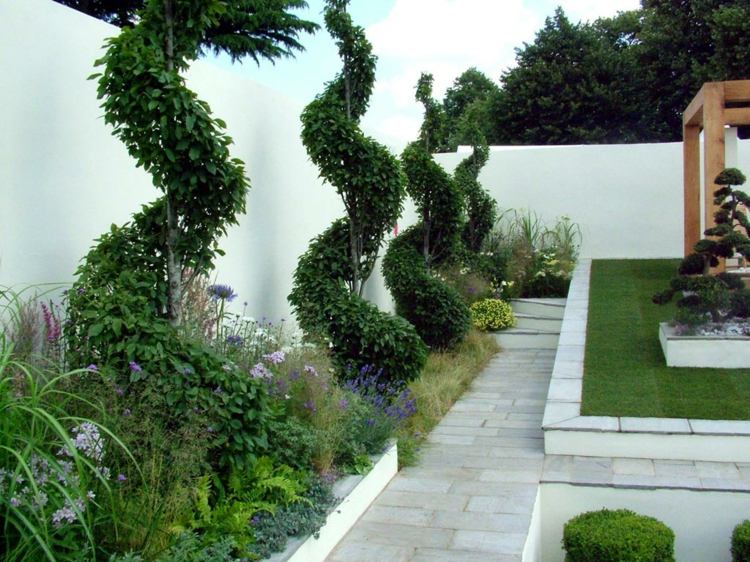 مسار حديقة تصميم حديث أعمدة حجرية نباتات جدار أبيض