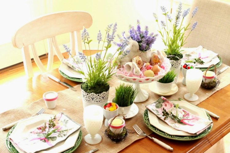عيد الفصح الجدول الديكور الزهور-الأرجواني-عيد الفصح-البيض-الحلوى-الوقوف-العشب-زهرة-المناديل