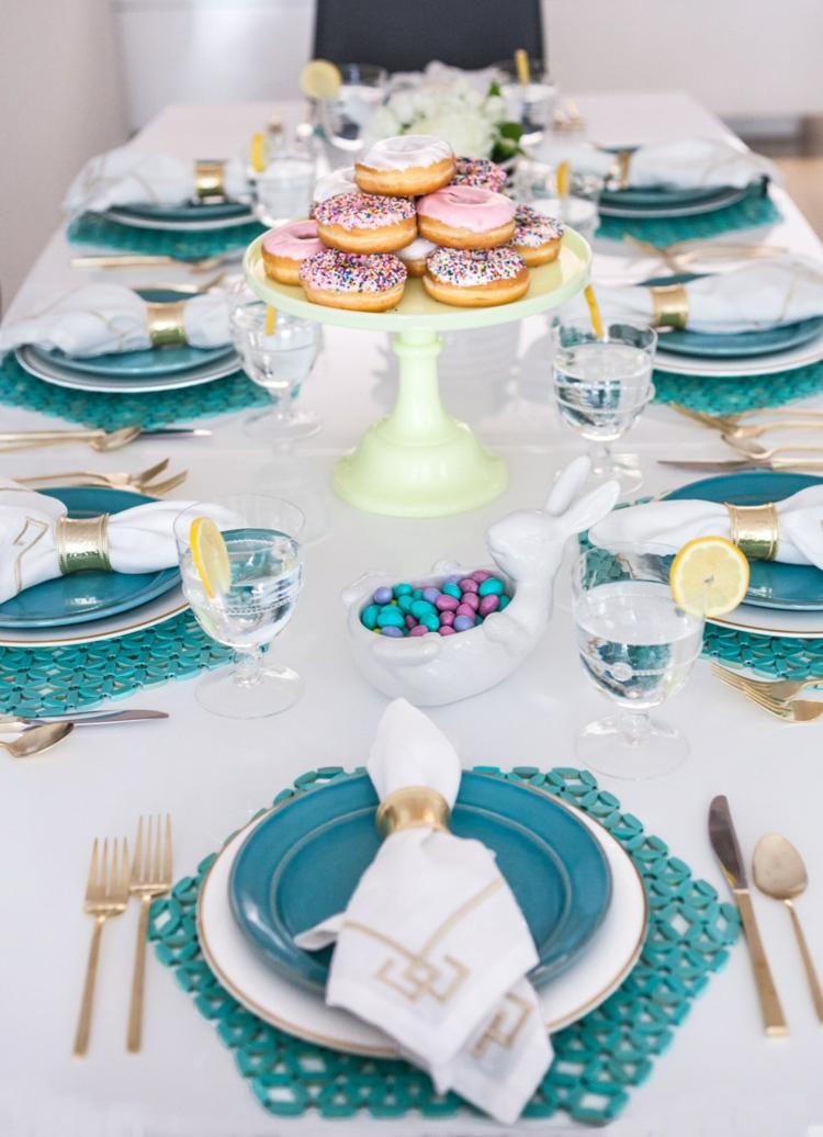 تزيين طاولة عيد الفصح باللون الأزرق حصيرة-دونات-أرنب-وعاء-حلوى-أنيقة