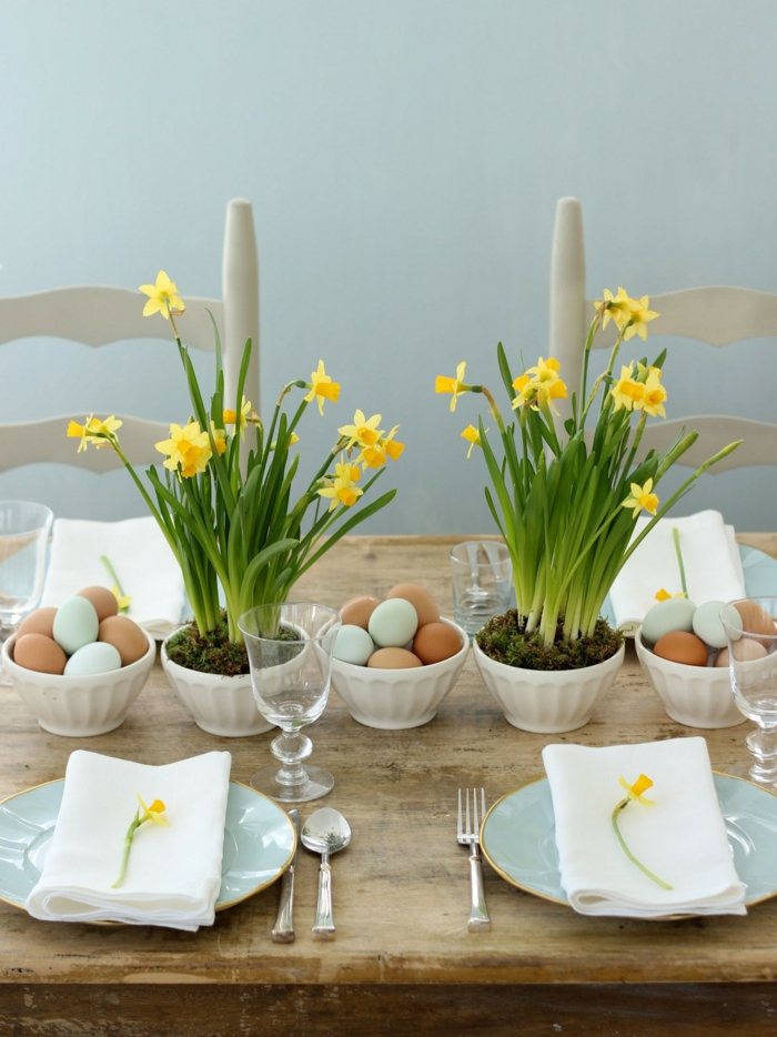 زينة طاولة عيد الفصح-أزهار-أزهار-أوعية-بيض عيد الفصح-منديل-مائدة