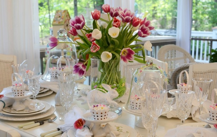 تزيين طاولة عيد الفصح - بوكيه - زهور التوليب - وردي - أبيض - أرنب - كب كيك