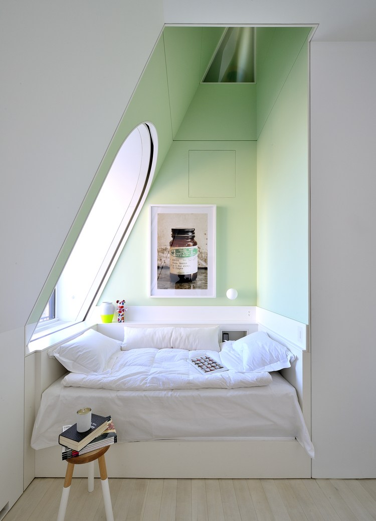 غرفة نوم النعناع الداخلية - سقف مائل - عتبة النافذة - السرير - بناء الجدار