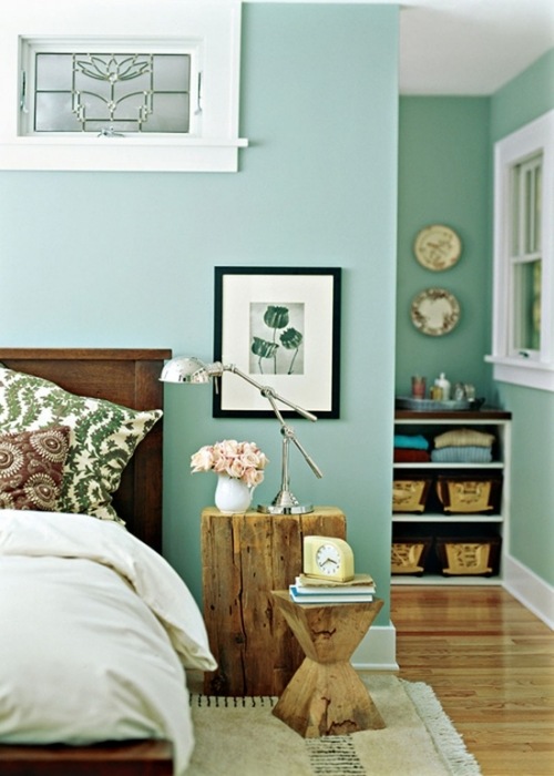 طاولة سرير من الخشب الطبيعي بأفكار داخلية لغرفة النوم بالنعناع
