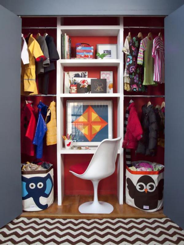 غرفة الطفل يرتب الصبي في خزانة الملابس