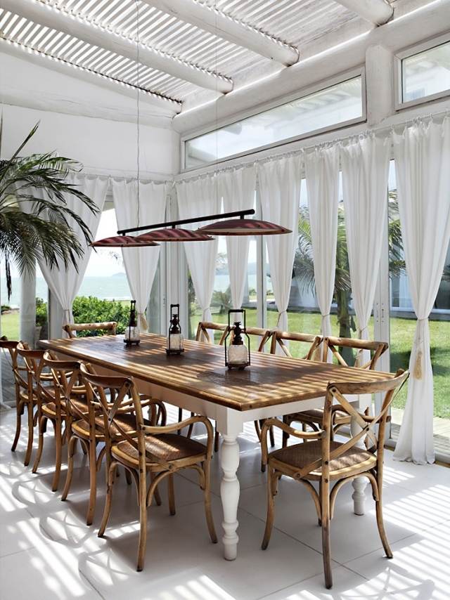 شرفة تصميم - منطقة لتناول الطعام مع ستائر واقية من الشمس ضوء قلادة