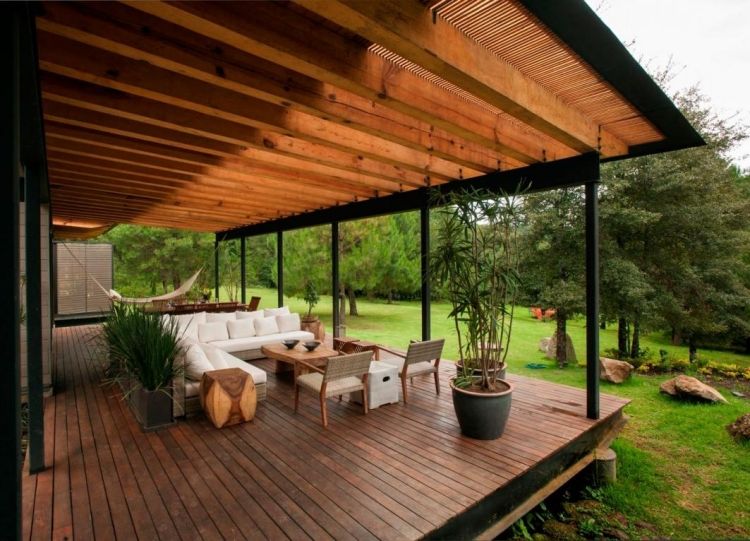 تصميم-تراس-ريفي-ذوق-حديقة-تسقيف-أثاث خشبي-حديقة