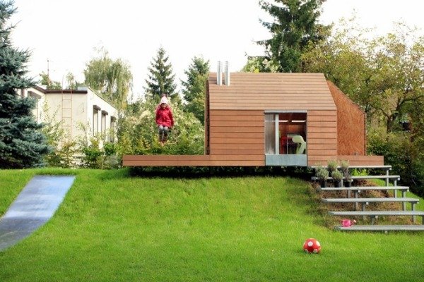 تصميم منزل حديقة خشبي مع مسرح للأطفال بسقف الجملون