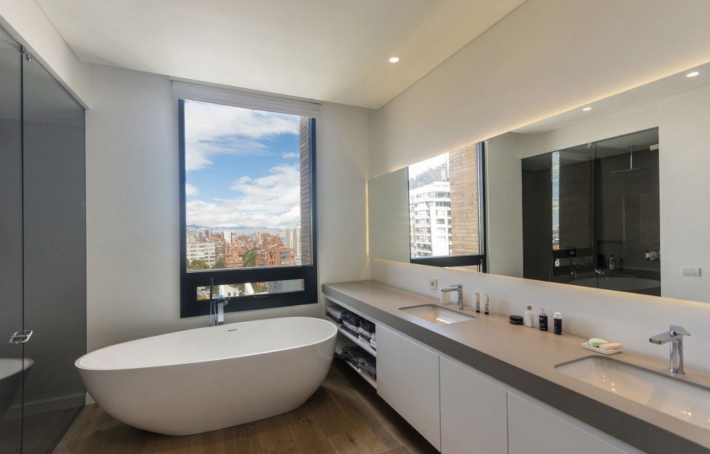 حمام مع نافذة وحوض استحمام قائم بذاته مع مغاسل مزدوجة مع مرآة