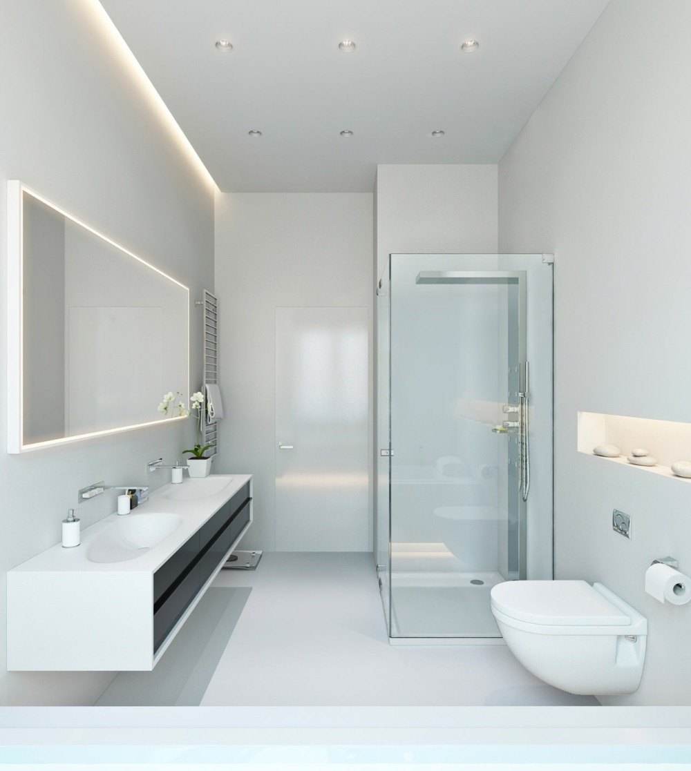 حمام حديث بألوان بيضاء مع مرحاض ومرآة كبيرة مضيئة