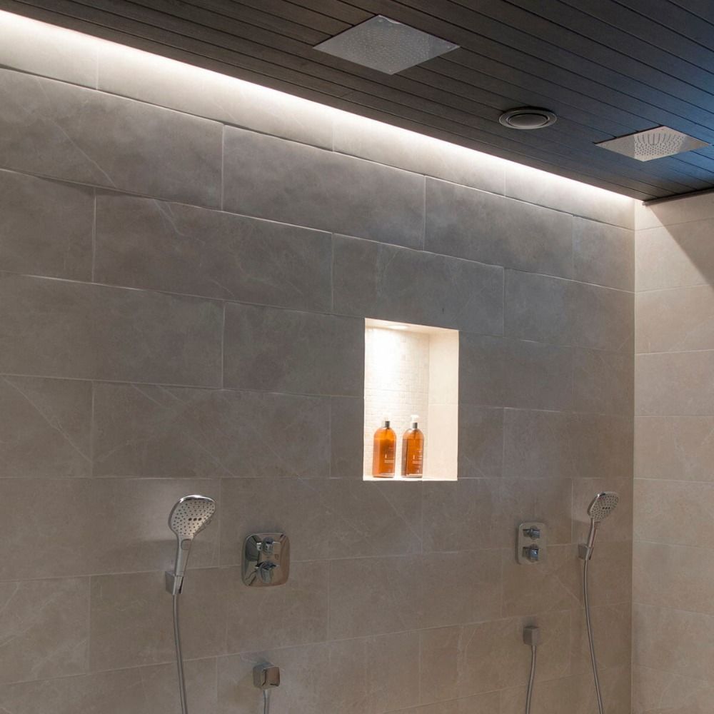 إضاءة ليد غير مباشرة لكوة الاستحمام والسقف في الحمام برأسين دش