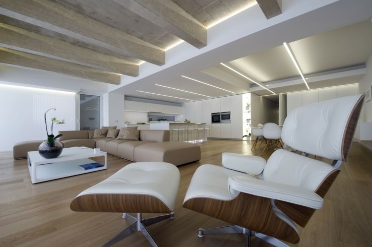 إضاءة غير مباشرة لغرفة المعيشة - أرضية خشبية - أبيض - كرسي بذراعين - بيج - أريكة