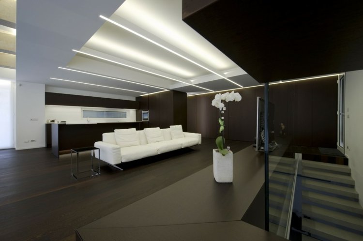 إضاءة غير مباشرة لغرفة المعيشة-بيضاء-أريكة-أرضية خشبية
