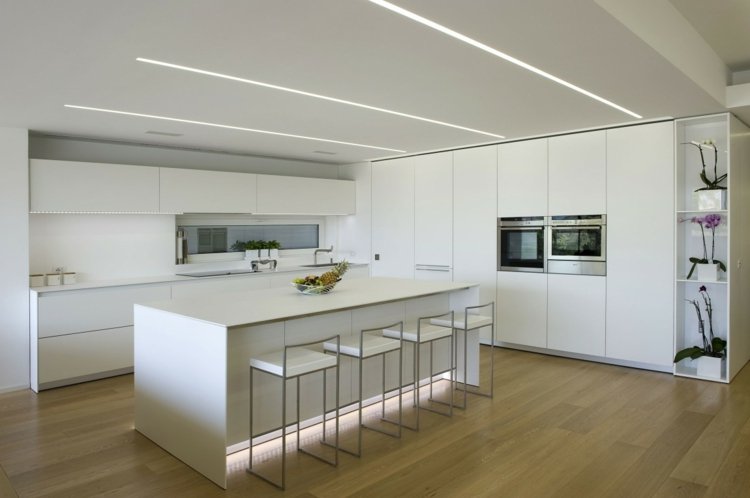 إضاءة غير مباشرة-مطبخ-واجهات-بيضاء-مطبخ جزيرة-بار كرسي