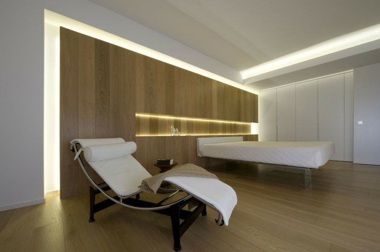 إضاءة غير مباشرة-غرفة نوم-أرضية خشبية-جدار-كسوة بيضاء-خزانة ملابس مدمجة
