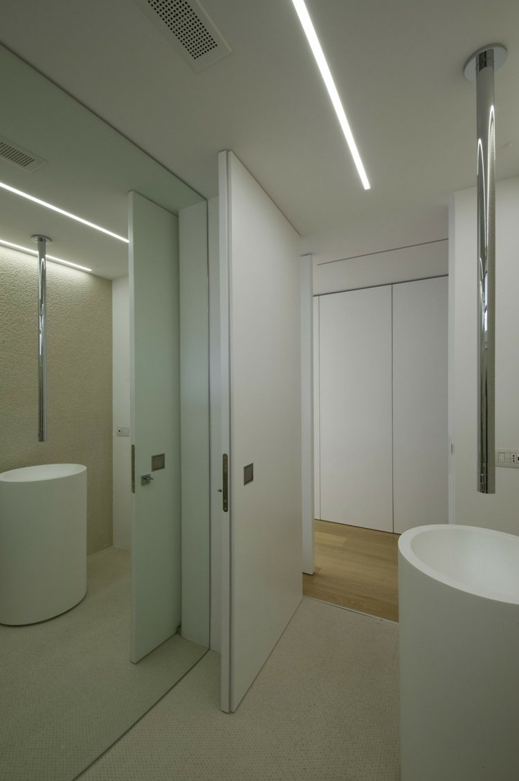 إضاءة غير مباشرة-حمام-مرآة-حائط-بيج-سجاد-ارضيات خشبية