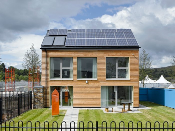 تصميم منزل سلبي للطاقة الشمسية تركيب سقف الفناء الأمامي