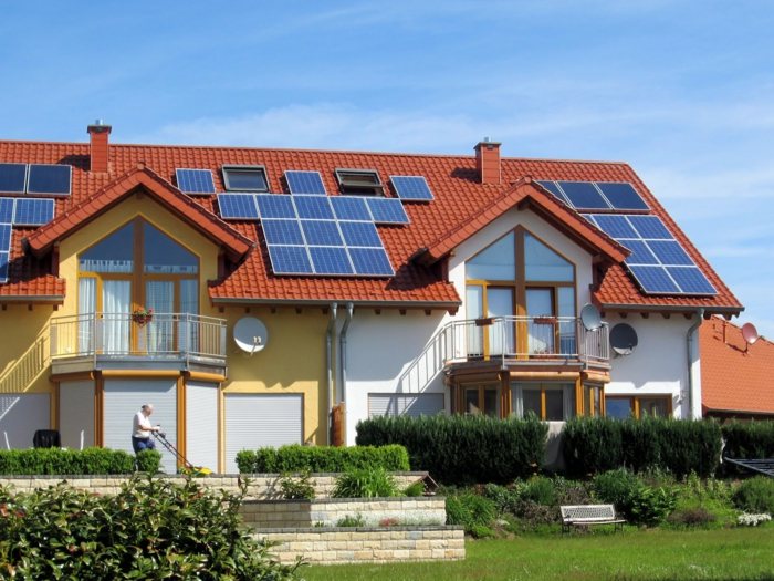 اثنين من بيئة الطاقة الشمسية منزل الأسرة توفير التكاليف