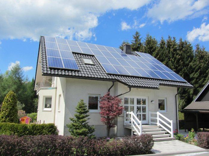 لوحات سقف المنزل الشمسية الحديثة الفناء الأمامي الصديق للبيئة