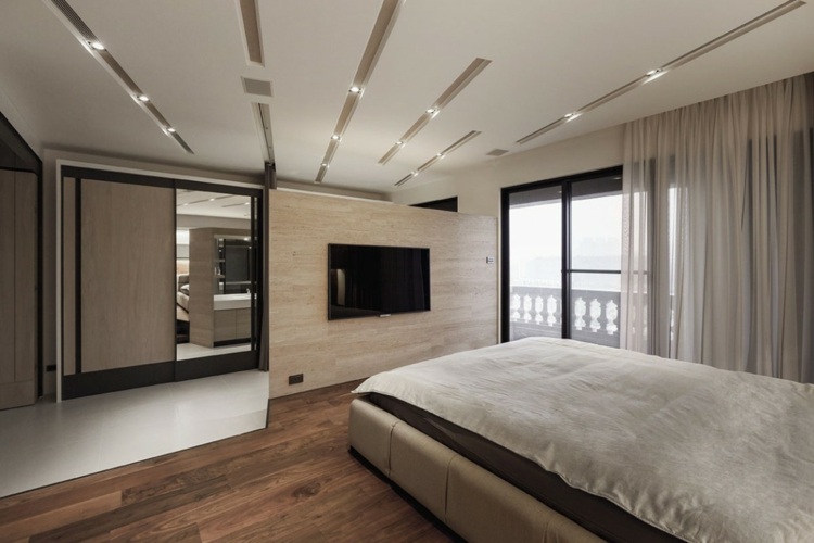 سرير غرفة نوم تلفزيون أرضية خشبية مرآة سقف تصميم