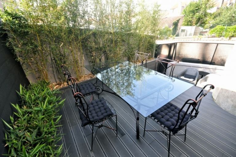 الداخلية مع لهجات سوداء سقف شرفة طاولة طعام كراسي معدنية زجاجية شاشة الخصوصية من الخيزران