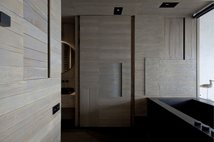 الحمام بانيو ياباني جدران خشبية سوداء تصميم حديث