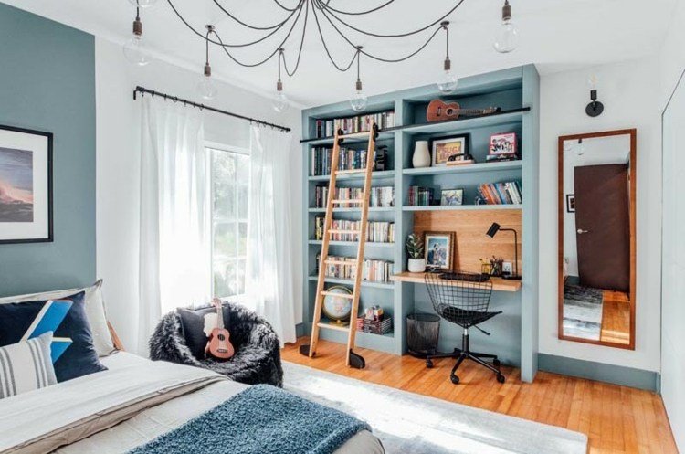 غرفة الشباب باللون الأزرق الرمادي مع رف كتب ومكتب متكامل