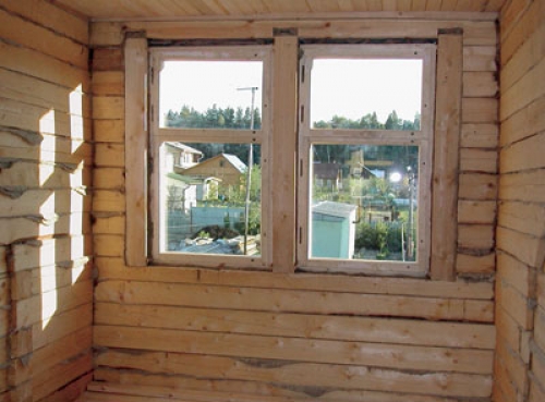 Κουτί παραθύρων σε ένα ξύλινο σπίτι
