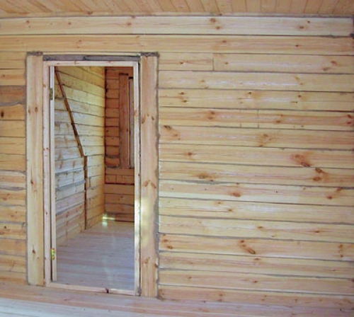 Πλαίσιο πόρτας σε ένα σπίτι κατασκευασμένο από προφίλ ξυλείας