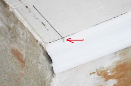 Πώς να κόψετε μια πλίνθο οροφής χρησιμοποιώντας σημάδια οροφής 3