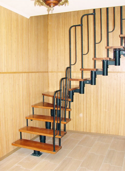 Αρθρωτή σκάλα σε ένα εξοχικό σπίτι